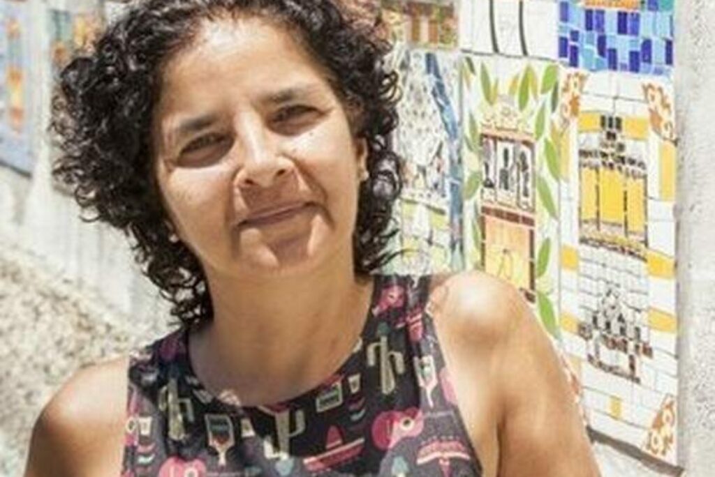 Mosaicista organiza montagem de mural de 20m que homenageia o bonde de Santa Teresa