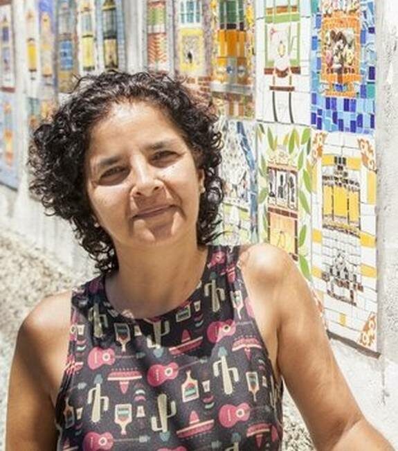 Mosaicista organiza montagem de mural de 20m que homenageia o bonde de Santa Teresa